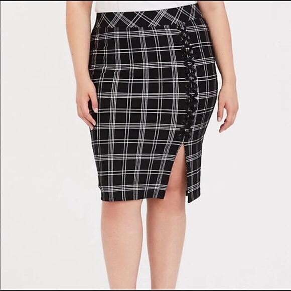 NWT Torrid Pencil Skirt - Picture 2 of 10